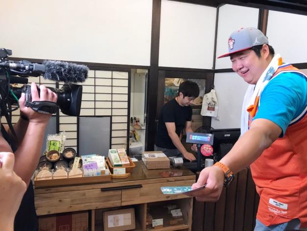 02_主持人哈孝遠示範使用嘉遊金