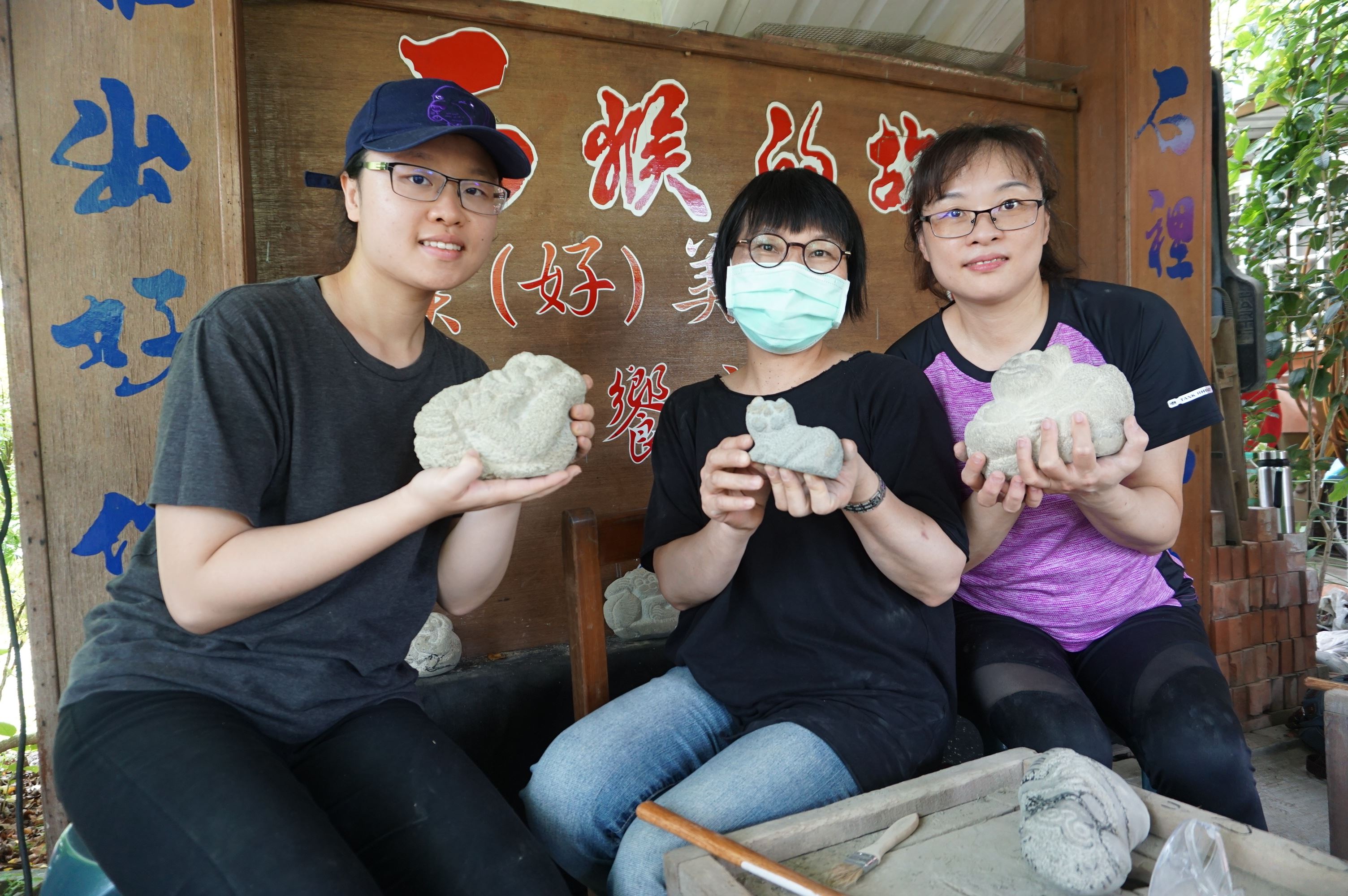04_有對來自台南的張姓母女檔(左1與右1)，首次接觸石猴雕刻.JPG