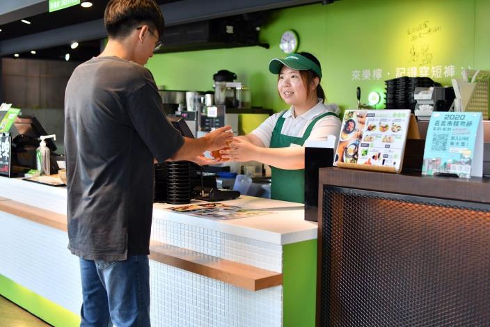 嘉義市勞動力參與率提升_年輕人回嘉樂在工作_樂檸漢堡提供