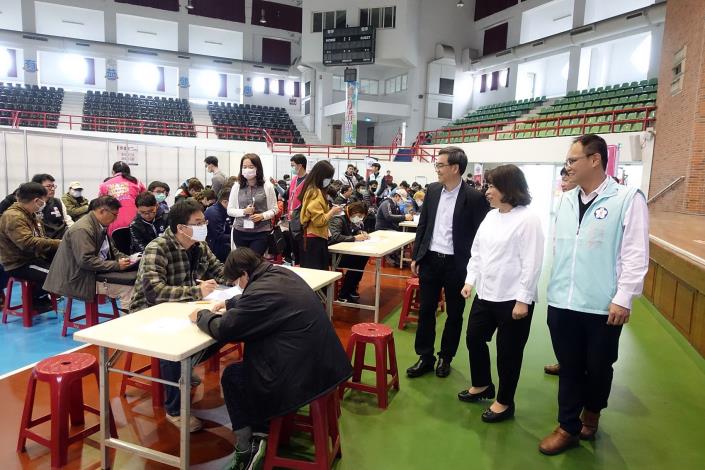 市長參觀徵才活動_市府資料照.JPG