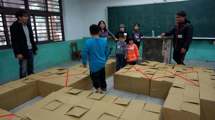 之前新北市遊戲工作坊 學齡兒童自己創作遊具照片