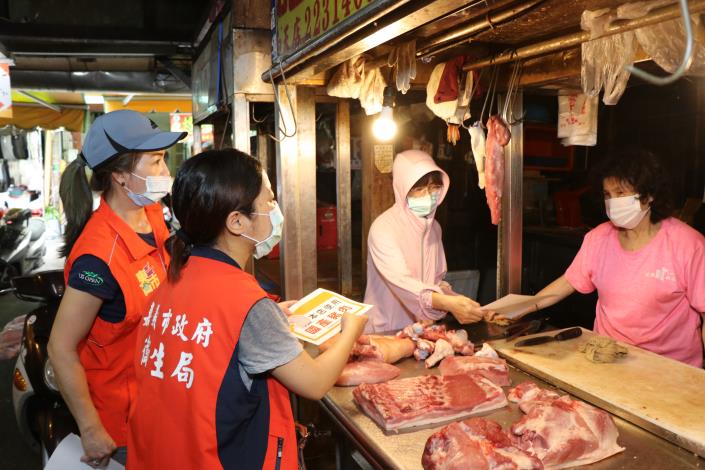 07_派員以輔導方式,協助本市食品業者標示「豬肉原產地」,並比對進貨來源憑證,確認標示正確性.JPG