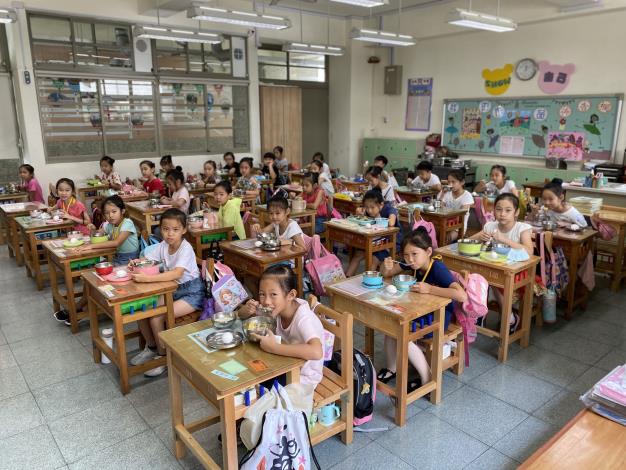 01_崇文國小學童今日中午吃營養午餐畫面