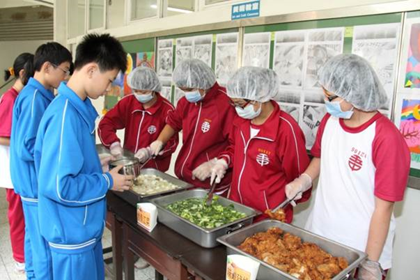 02_學生打菜畫面(資料照片)