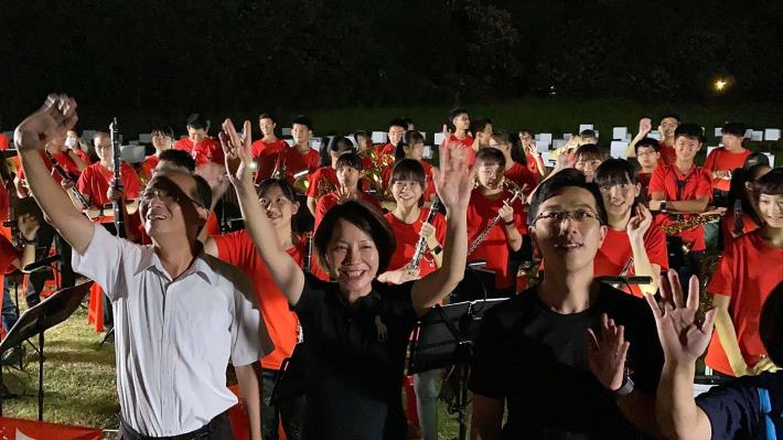 L陳淑慧副市長與民眾一起欣賞光織影舞 北興國中管樂.JPG