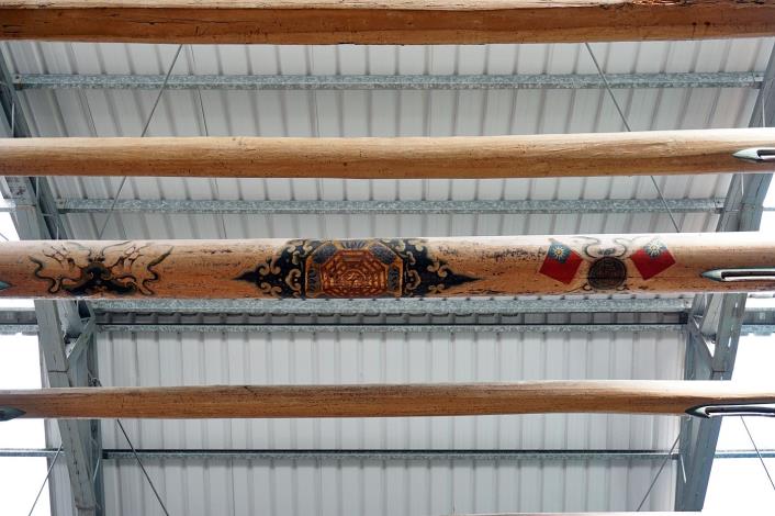 0LINE_林宅正廳大樑  彩繪太極八卦圖 另一側有國旗.JPG