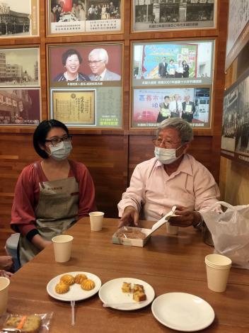 新台灣餅舖店主及女兒