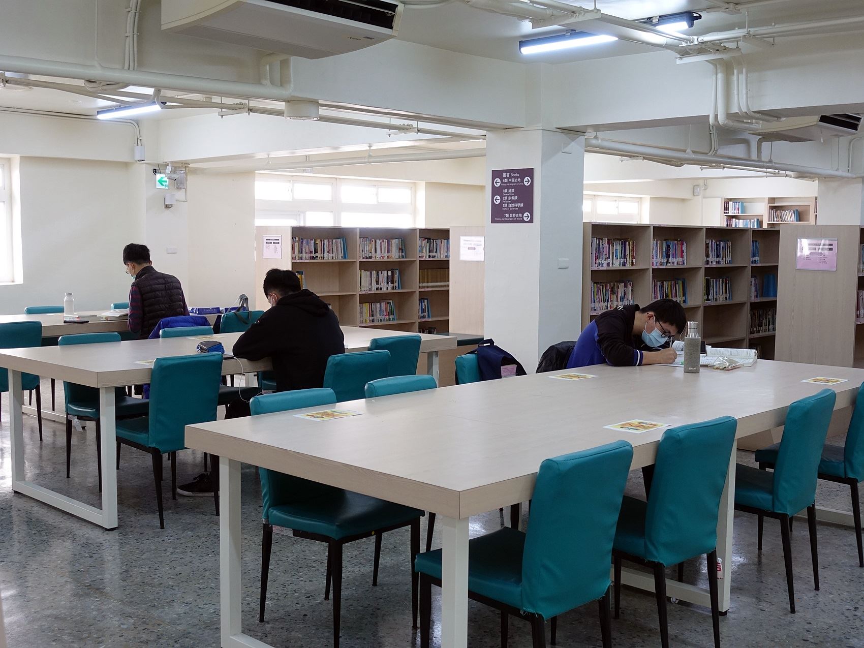 民眾座位保持社交距離.JPG