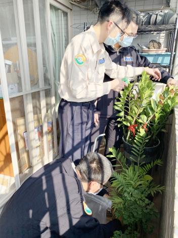 06替代役協助修剪花木