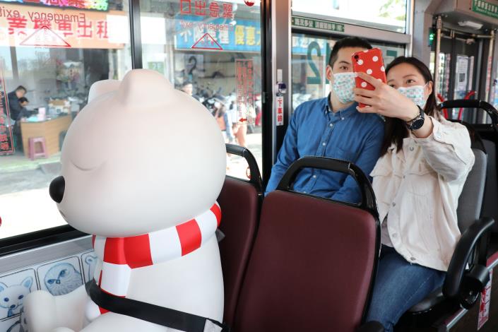 05_搭上市區電動公車，還有機會在車上巧遇大白熊唷！ (2).JPG