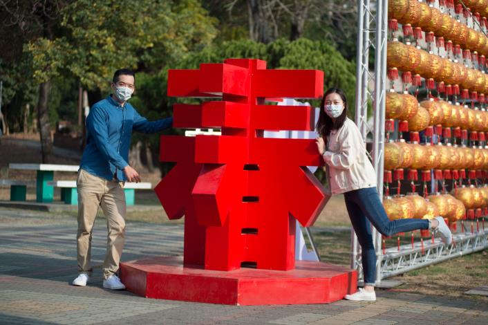 08_嘉義公園入口處年節布置.JPG