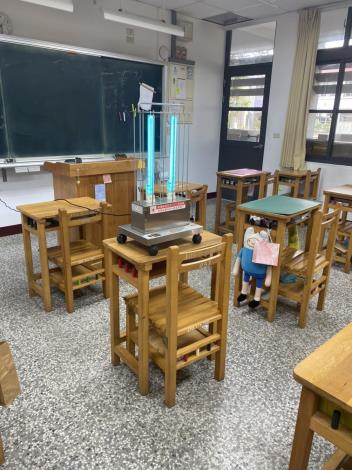 0LINE 蘭潭國中利用紫外線燈消毒教室 (2)