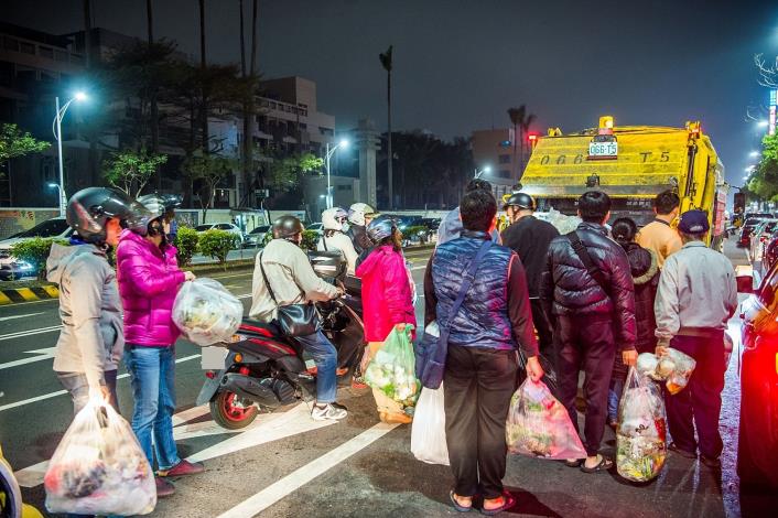 蘇周連宗祠大門旁定點垃圾車1_市府資料照.JPG