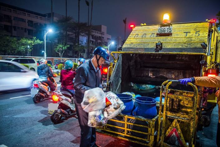 蘇周連宗祠大門旁定點垃圾車3_市府資料照.JPG