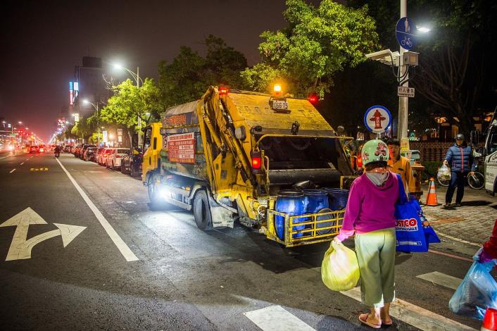 蘇周連宗祠大門旁定點垃圾車2_市府資料照.JPG