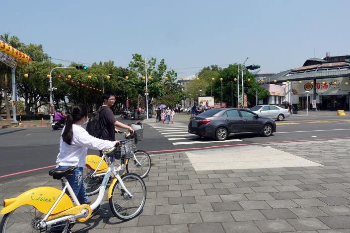 民眾騎YouBike.JPG