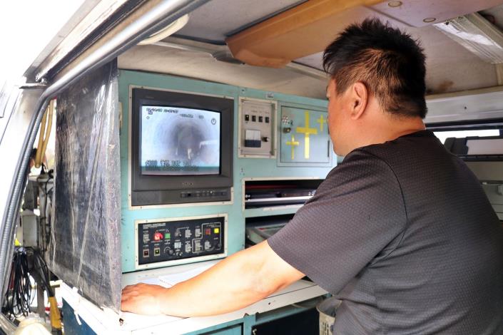 0_接收車上有工程人員操作監視器掌握TV檢視下水道內狀況1.JPG