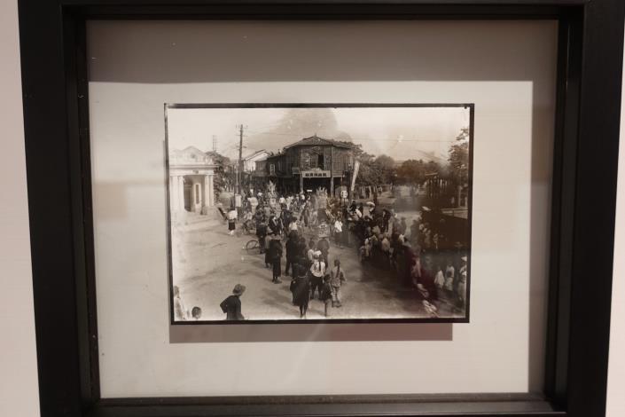 0_嘉義市立美術館現正展出《捕風景的人—方慶綿的影像與復返》展覽，照片為作品《新高寫真館前的廟會遊行》.JPG