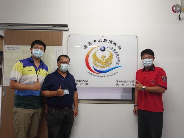 0 官網 1 德安分隊長王睿愷(右)與安心即時上工人員葉先生(中).JPG