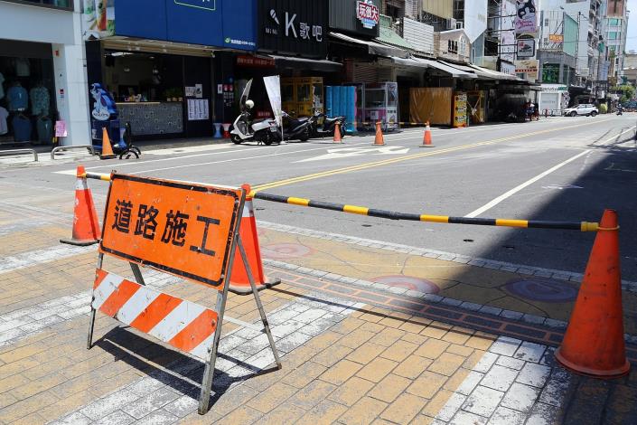 0_採取「半半施工法」，封閉一半道路施工，另一半則開放通行，減少對民眾進出的影響。.JPG