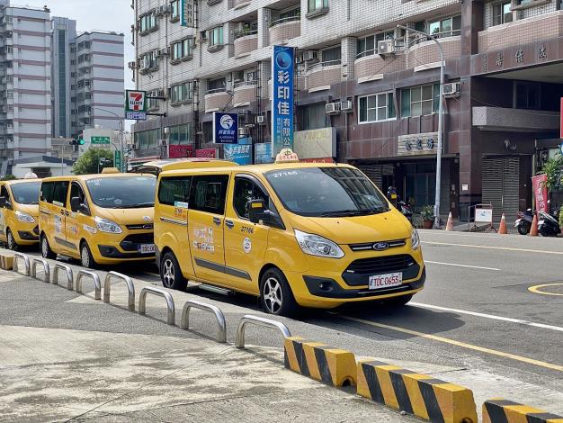 B 熱心小黃加入疫苗接種特約計程車帶老人接種 (2).JPG