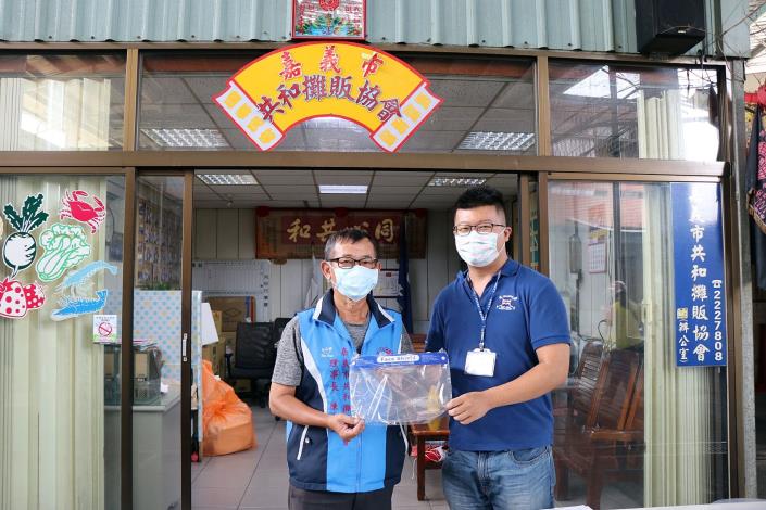0_市府升級市場防護措施，發送防護面罩，請攤商與民眾一起守護住市場安全，安心「買、賣」東西，不要成為破口。.JPG