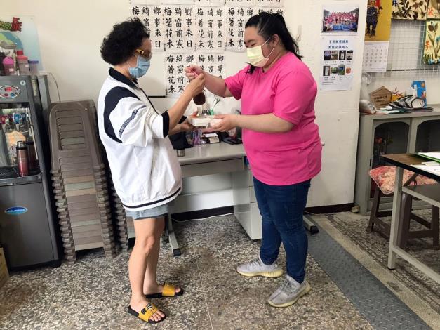 持續供餐 至據點親領