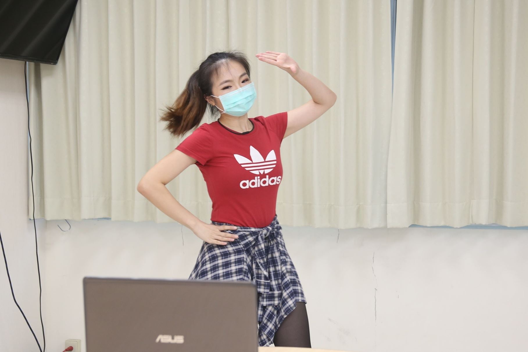 0_ 張鈺羚老師線上帶著孩子跳「樂活防疫動一動」體操 (2).JPG