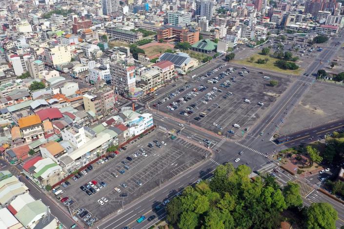 0_建國二村、復興新村及毗鄰土地，面積約9.29公頃，改以「市地重劃」方式開發，由市府建造停車場、公園等公共設施，再分6個單元標售引資，定位為新興商業區，打造嘉市信義區。