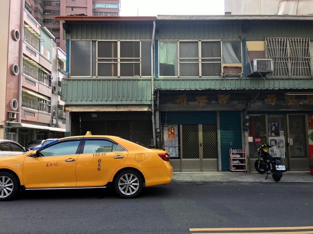 左一為原先建築物