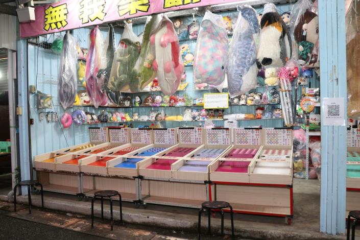 0 攤商拉開社交距離，也會於使用後消毒用品.JPG
