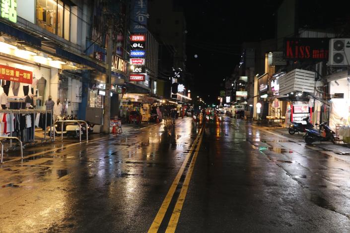 7 下雨導致逛夜市的人很少 (3).JPG