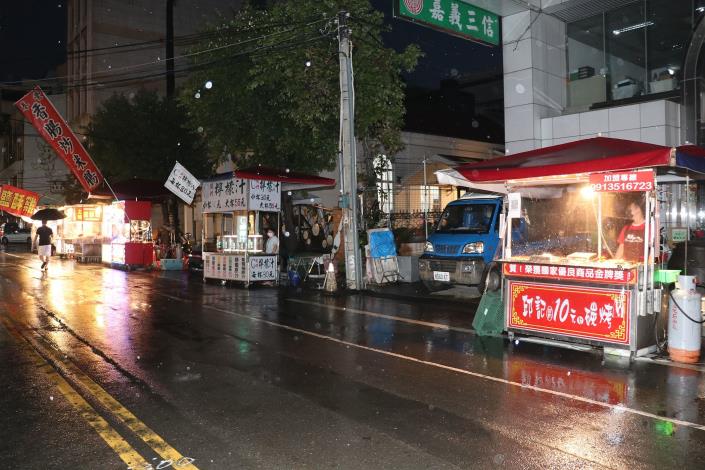 6 下雨導致逛夜市的人很少 (2).JPG