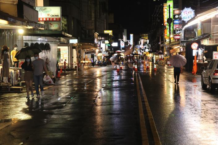 5 下雨導致逛夜市的人很少 (1).JPG