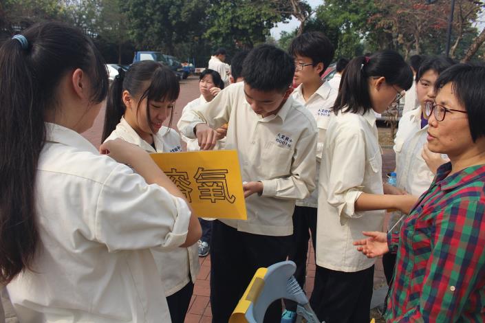 2 盧素靖教師(右一)帶學生至八掌溪踏查.JPG