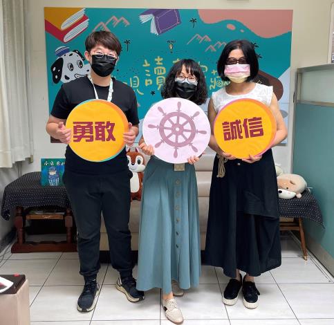 0_(右1)政風處今年邀請廉政志工隊美女阿姨－楊麗娟化身廉政號的舵手