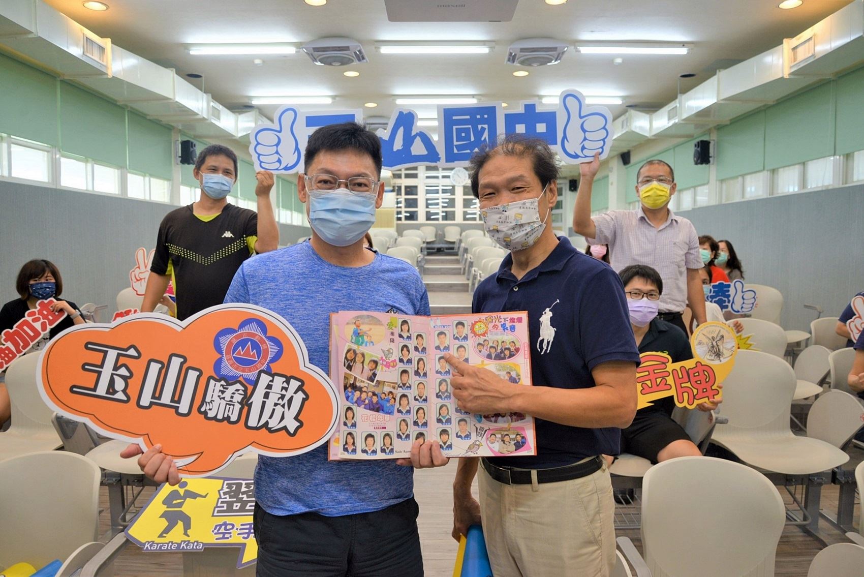 0_王翌達在玉山國中就讀時的老師賴登貴(左)
