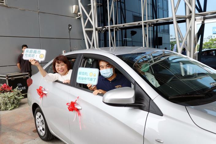0 2020年嘉義市購物節舉辦消費抽汽車活動,黃敏惠市長恭喜得主(資料照)