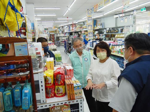 0_黃敏惠市長到小北百貨看賣場防災專區 (4)