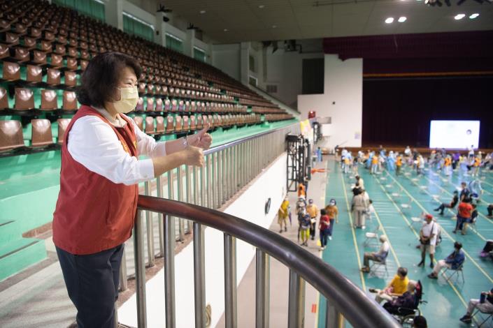 65歲以上長者接種第2劑AZ 市府統一造冊港坪體育館施打  (3)