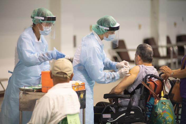 65歲以上長者接種第2劑AZ 市府統一造冊港坪體育館施打  (1)
