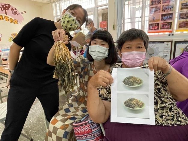 學員帶來自製醃菜到課程上分享，與講師、助教一同合影