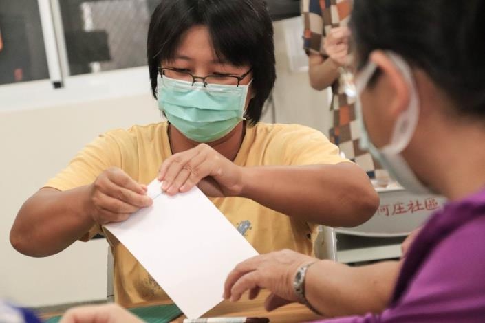 學員專注縫製手工書
