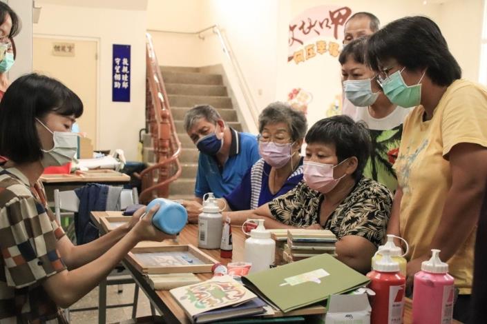 講師許元馨教授絹印技巧與流程，學員專注聆聽