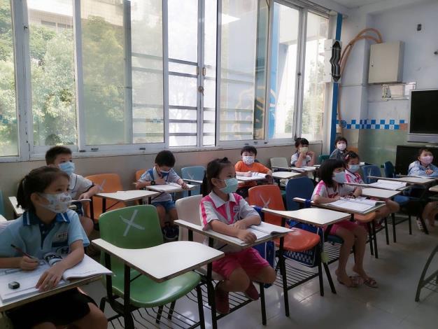 課程期間須佩戴口罩、採取梅花座等，做好防疫工作