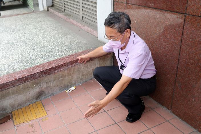 工務處郭信村科長解釋騎樓整平工程.JPG