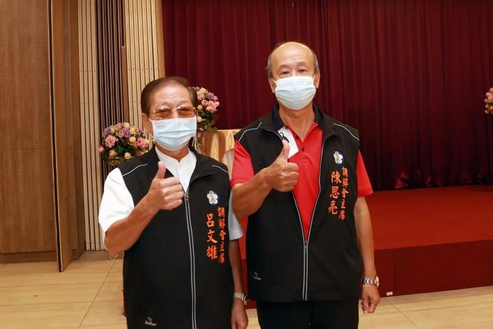 呂文雄主席與陳思亮主席_市府資料照.JPG