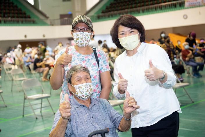 市長關心接種長輩_市府資料照