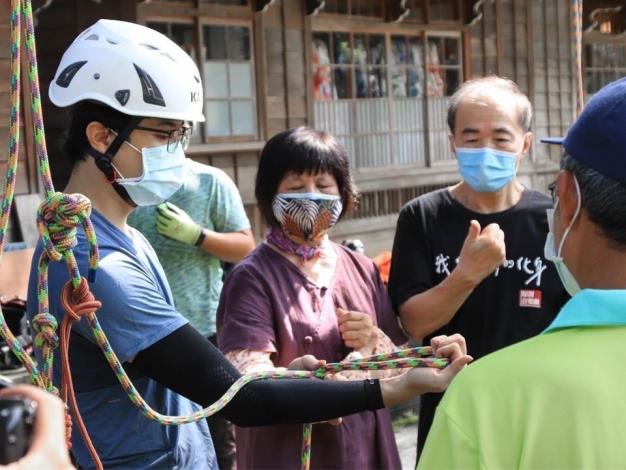 圖2、講師蔡期昇示範安全確保時的繩結綁法，學員跟著模擬練習
