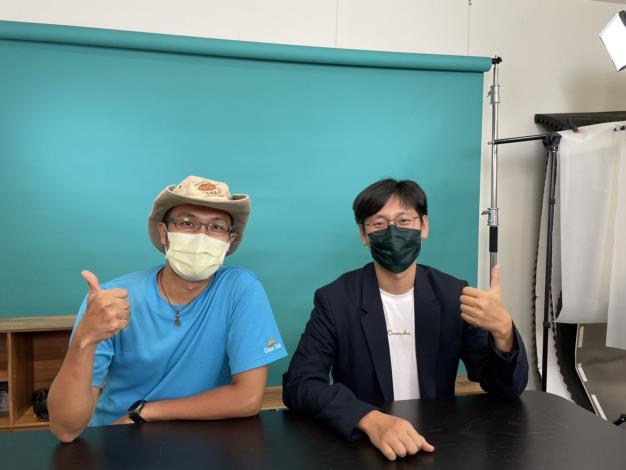 本府智慧科技處處長郭軒志與海湧工作執行長陳人平交流青年培育及環境永續議題。